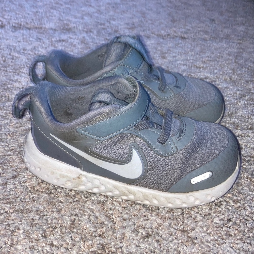 toddlers Nike sneakers 8c